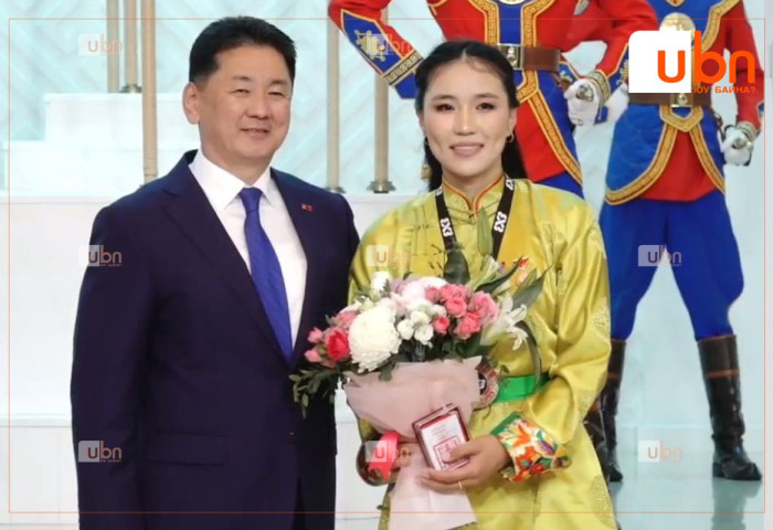 ФОТО: Монгол Улсын 3х3 эмэгтэй шигшээ багийн АХЛАГЧ М.Цэрэнлхамын МУГТ цол хүртэж буй агшин