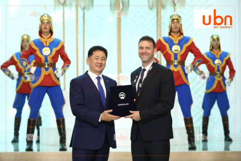 Монгол Улсын эмэгтэй шигшээ багийн дасгалжуулагч Канад Улсын иргэн Стив Серийг Ерөнхийлөгчийн зарлигаар “Найрамдал“ медалиар шагналаа