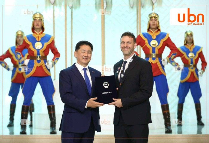 Монгол Улсын эмэгтэй шигшээ багийн дасгалжуулагч Канад Улсын иргэн Стив Серийг Ерөнхийлөгчийн зарлигаар “Найрамдал“ медалиар шагналаа