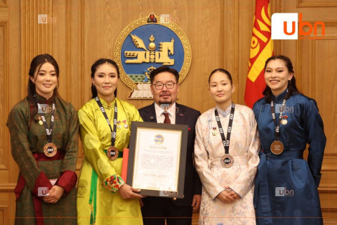 Г.Занданшатар: Шигшээ багийн охидод Ерөнхий сайдын нэрэмжит шагнал болох 500 сая төгрөгийг гардуулан өглөө