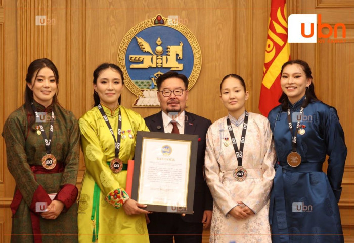 Г.Занданшатар: Шигшээ багийн охидод Ерөнхий сайдын нэрэмжит шагнал болох 500 сая төгрөгийг гардуулан өглөө