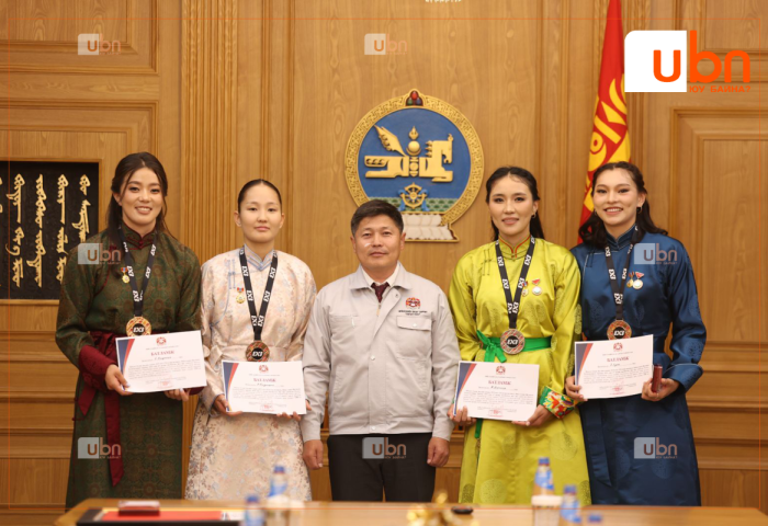 Хотын дарга Х.Нямбаатар Монголын 3x3 сагсан бөмбөгийн Үндэсний шигшээ багийн тамирчдад орон сууцны батламж гардууллаа