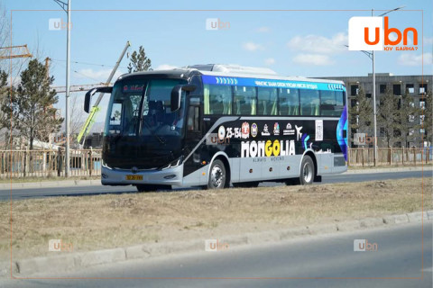 “Чингис хаан” олон улсын нисэх буудал чиглэлийн нийтийн тээврийн автобус англи хэлтэй хөтөчтэй болжээ