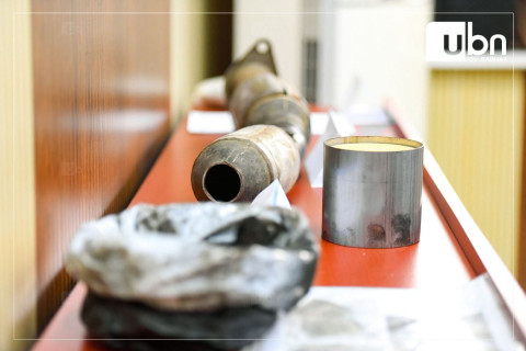 Автомашины нүүрсэн янданг солих боломжгүй болгож, арлын дугаарыг нь цохиж өгнө гэв