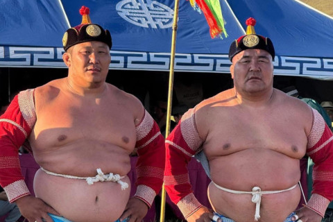 “Увс нуур гал”-ын сорилго барилдаанд Дархан аварга Н.Батсуурь түрүүлж, аварга С.Мөнхбат үзүүрлэжээ