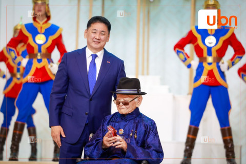 Яруу найрагч Пунцагийн Бадарч Хөдөлмөрийн баатар цол хүртлээ