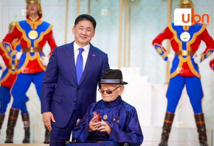 Яруу найрагч Пунцагийн Бадарч Хөдөлмөрийн баатар цол хүртлээ