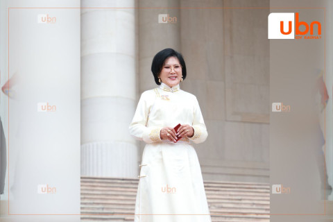 Ардын жүжигчин Н.Батцэцэг: Үзэгч та бүхэндээ сүслэн залбиръя. Гэнэт ЕТГ-аас залгаад, энэ баярт мэдээг дуулгасан. Маш их баяртай байна