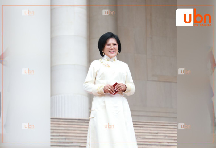 Ардын жүжигчин Н.Батцэцэг: Үзэгч та бүхэндээ сүслэн залбиръя. Гэнэт ЕТГ-аас залгаад, энэ баярт мэдээг дуулгасан. Маш их баяртай байна