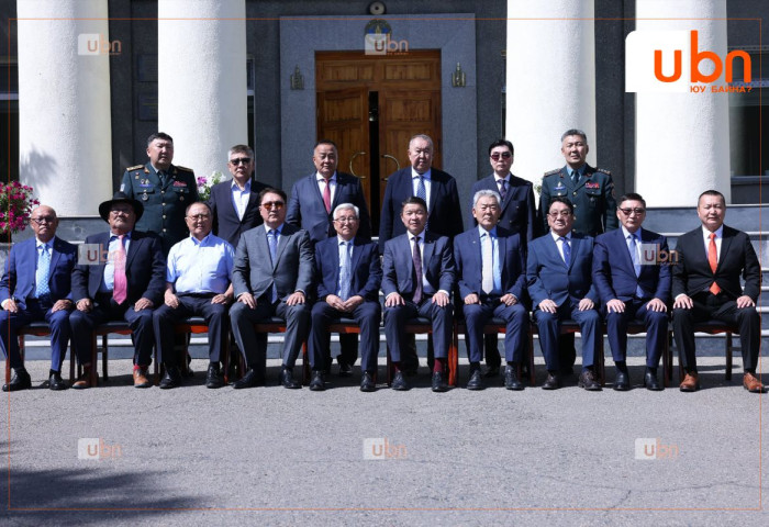 Батлан хамгаалахын сайд Д.Батлут салбарын үе үеийн сайд, дарга нарт хүндэтгэл үзүүллээ