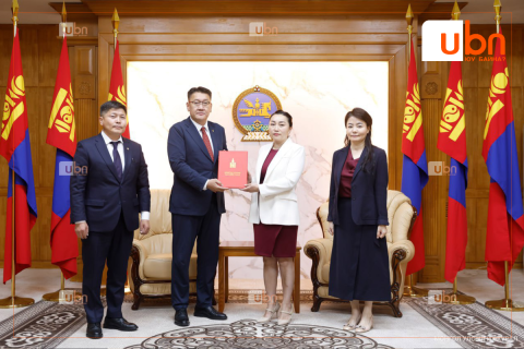 Хотын дарга Х.Нямбаатар, Сангийн сайд Б.Жавхлан нар “Засгийн газрын өрийн баталгаа гаргах зөвшөөрөл олгох тухай” УИХ-ын тогтоолын төслийг өргөн мэдүүллээ