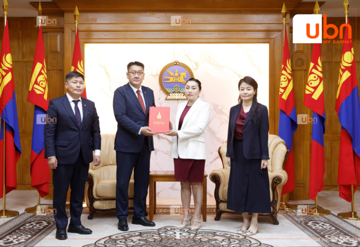 Хотын дарга Х.Нямбаатар, Сангийн сайд Б.Жавхлан нар “Засгийн газрын өрийн баталгаа гаргах зөвшөөрөл олгох тухай” УИХ-ын тогтоолын төслийг өргөн мэдүүллээ