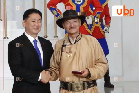 Найруулагч Ч.Найдандорж Ардын жүжигчин цол хүртлээ