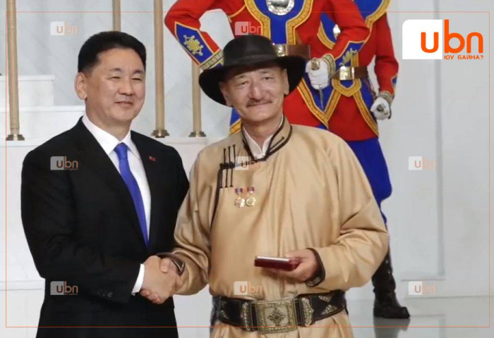 Найруулагч Ч.Найдандорж Ардын жүжигчин цол хүртлээ