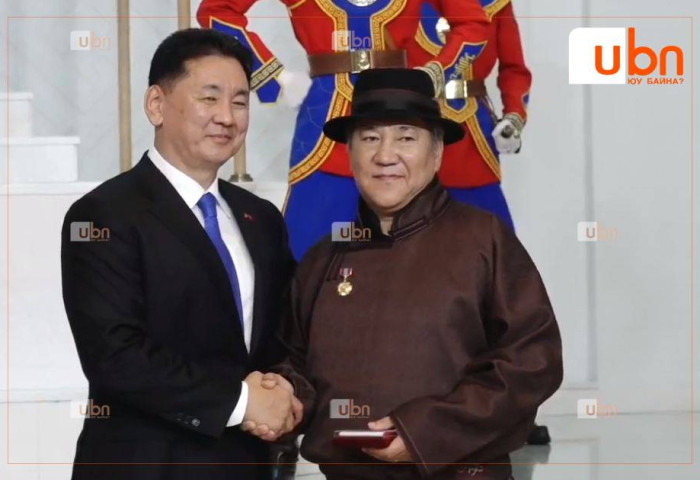 Жүжигчин Д.Бямбацогт Гавьяат жүжигчин цолоор энгэрээ мялаалаа