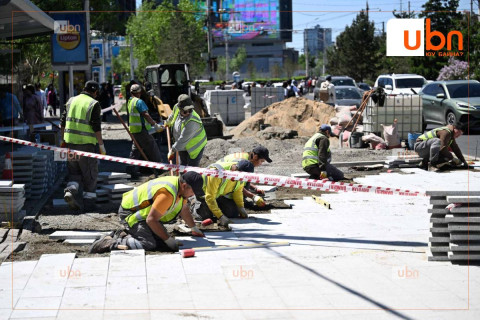 Дугуйн болон явган замын ажлыг байгалийн чулуун хавтангаар шинэчлэн засаж байна