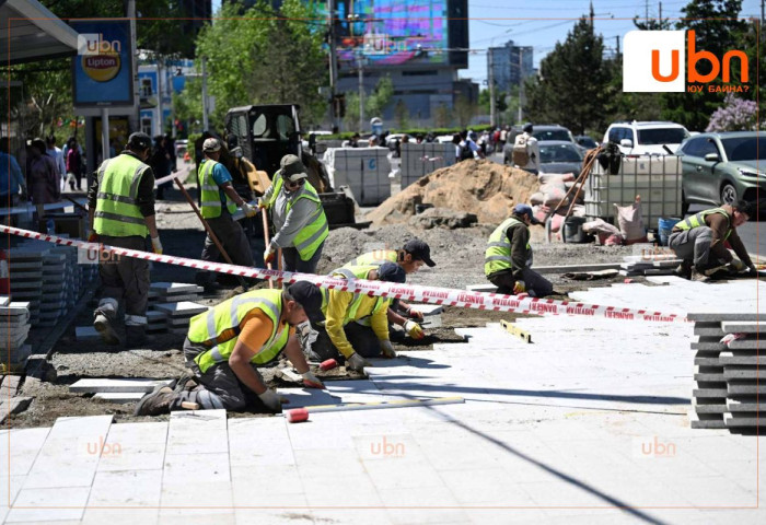 Дугуйн болон явган замын ажлыг байгалийн чулуун хавтангаар шинэчлэн засаж байна