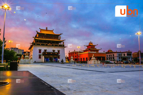 Монголын бурхан шашинтны төв Гандантэгчэнлин хийдийн төв талбайг байгалийн чулуун хавтангаар шинэчилж, тохижууллаа