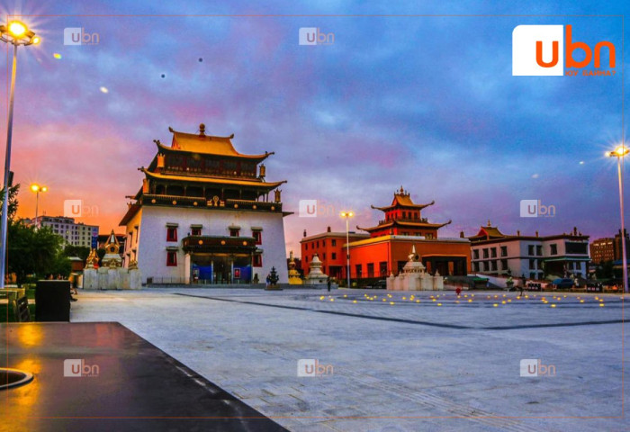 Монголын бурхан шашинтны төв Гандантэгчэнлин хийдийн төв талбайг байгалийн чулуун хавтангаар шинэчилж, тохижууллаа