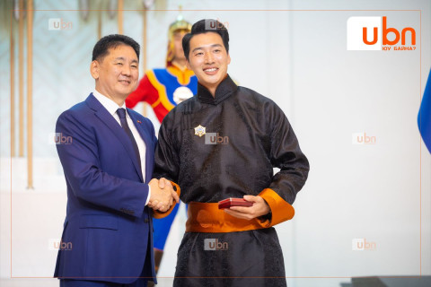 Загвар өмсөгч Э.Энхболд “Алтангадас одон” хүртлээ