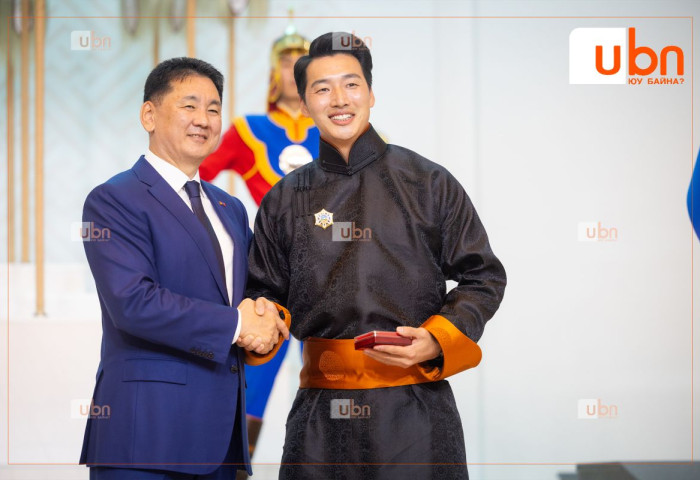 Загвар өмсөгч Э.Энхболд “Алтангадас одон” хүртлээ