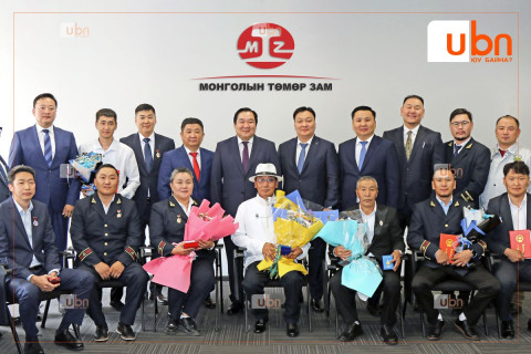 Төрийн дээд одон медаль, зам тээврийн салбарын шагнал гардууллаа