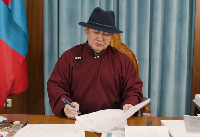 Монгол Улсын Ерөнхийлөгч монгол бичиг сурахыг уриалан хичээл зааж эхэллээ