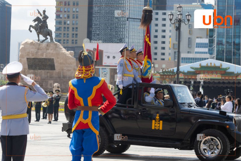 ФОТО: Монгол Улсын төрийн далбааг мандуулах ёслол төв талбайд боллоо