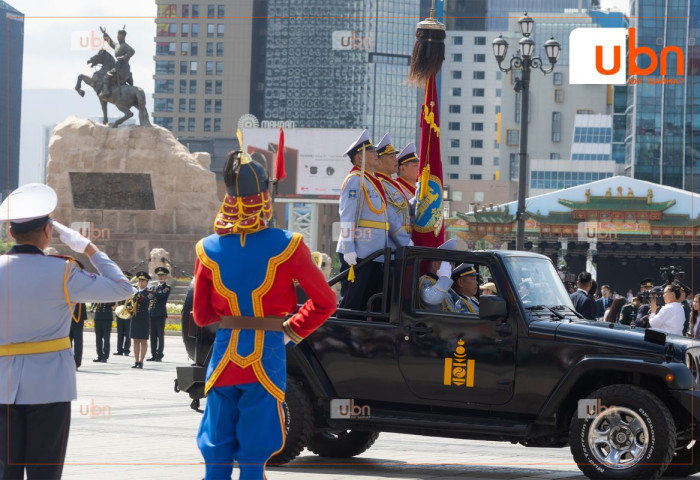 ФОТО: Монгол Улсын төрийн далбааг мандуулах ёслол төв талбайд боллоо