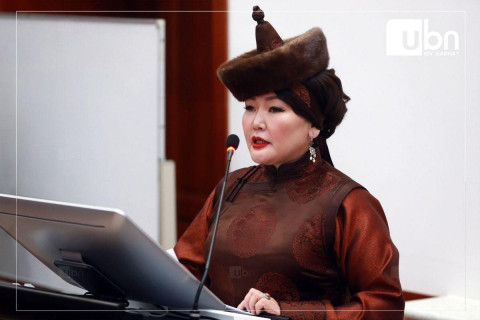 Ерөнхийлөгч У.Хүрэлсүх яруу найрагч Ц.Хуланд өнөөдөр УУЧЛАЛ үзүүллээ