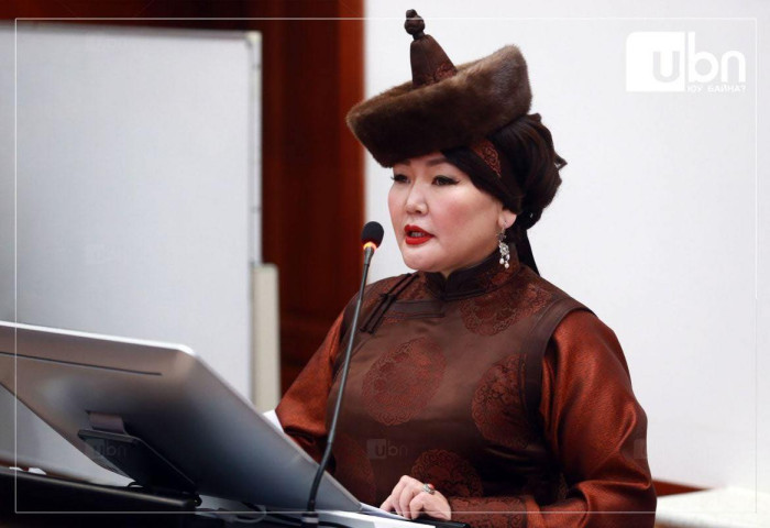 Ерөнхийлөгч У.Хүрэлсүх яруу найрагч Ц.Хуланд өнөөдөр УУЧЛАЛ үзүүллээ