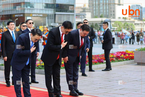 Д.Сүхбаатарын хөшөөнд цэцэг өргөж, Их хааны хөшөөнд хүндэтгэл үзүүлэв