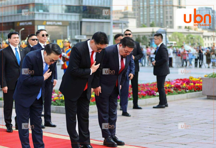 Д.Сүхбаатарын хөшөөнд цэцэг өргөж, Их хааны хөшөөнд хүндэтгэл үзүүлэв