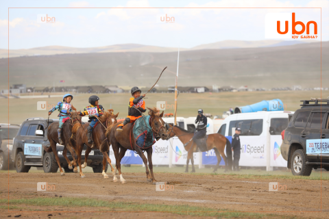 АЗАРГА: Монгол Улсын алдарт уяач И.Золбоогийн хурдан халзан азарга түрүүлж, торгон жолоогоо өргүүллээ