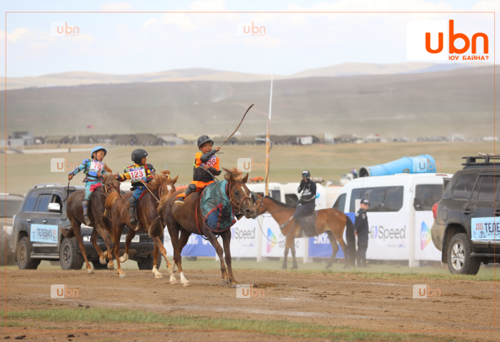 АЗАРГА: Монгол Улсын алдарт уяач И.Золбоогийн хурдан халзан азарга түрүүлж, торгон жолоогоо өргүүллээ