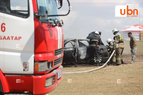 Хүй долоон худагт автомашин шатаж байсныг Онцгой байдлын алба хаагчид унтраажээ