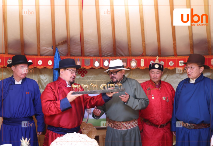 Ерөнхий сайд Г.Занданшатар Хөдөлмөрийн баатар Б.Далай болон түрүү соёолонгийн галын уяачдад хүндэтгэл үзүүллээ