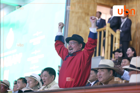 Г.Занданшатар: Хонгор нутгийн хүү 76 жилийн дараа наадмын түрүү бөх болж, наадамчин олноо магнай хагартал баярлууллаа