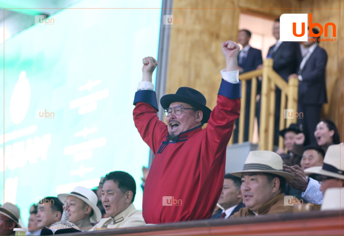 Г.Занданшатар: Хонгор нутгийн хүү 76 жилийн дараа наадмын түрүү бөх болж, наадамчин олноо магнай хагартал баярлууллаа