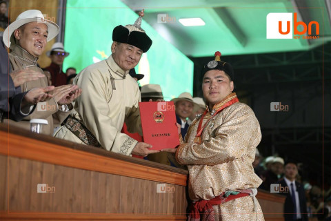 Түрүүлж, үзүүрлэсэн бөхчүүдэд цол, энгэрийн тэмдгийг нь гардууллаа