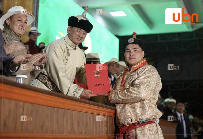 Түрүүлж, үзүүрлэсэн бөхчүүдэд цол, энгэрийн тэмдгийг нь гардууллаа