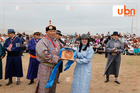 Дархан аварга Н.Батсуурь “Хууринан шуугигч“, П.Бүрэнтөгс “Өлзий бадрах“, Б.Пүрэвсайхан “Цогт гарамгай“ чимэг хүртлээ