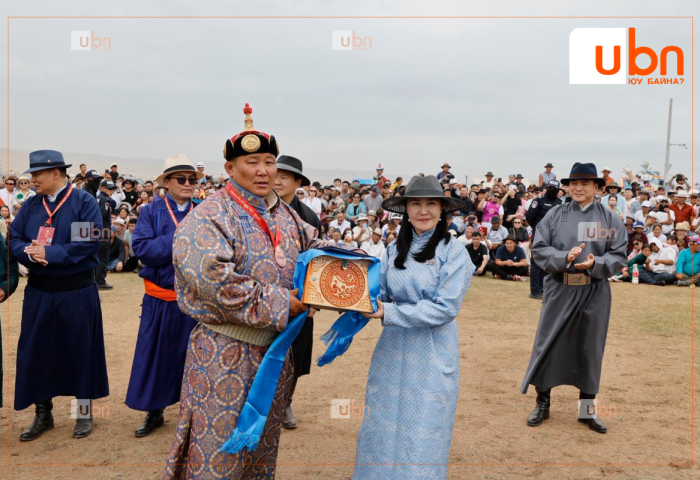 Дархан аварга Н.Батсуурь “Хууринан шуугигч“, П.Бүрэнтөгс “Өлзий бадрах“, Б.Пүрэвсайхан “Цогт гарамгай“ чимэг хүртлээ