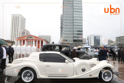 ФОТО: Хуучны ховор дурсамж, түүх өгүүлсэн автомашины үзэсгэлэнг Д.Сүхбаатарын талбайд болж байна