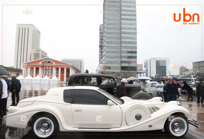 ФОТО: Хуучны ховор дурсамж, түүх өгүүлсэн автомашины үзэсгэлэнг Д.Сүхбаатарын талбайд болж байна