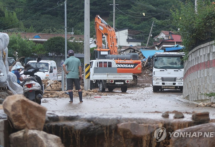 БНСУ-д орсон хүчтэй аадар борооны улмаас 18 хүн нас барж, 9 хүн сураггүй алга болжээ