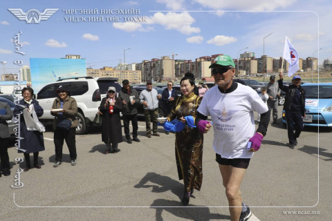 Оухм, ахмад ажилтан Ч.Цогоо Монгол Улсад нисэх хүчин үүсэж хөгжсөний 100 жилийн ойг угтан 100км гүйж барианд орлоо