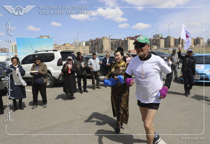 Оухм, ахмад ажилтан Ч.Цогоо Монгол Улсад нисэх хүчин үүсэж хөгжсөний 100 жилийн ойг угтан 100км гүйж барианд орлоо