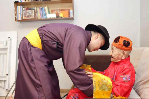 Сонгинохайрхан дүүргийн ахмадын төлөөлөлтэй золгож, хүндэтгэл үзүүллээ