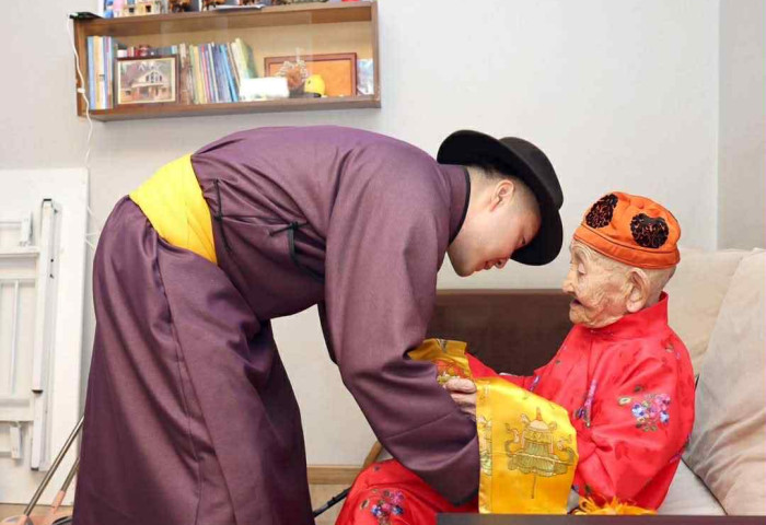 Сонгинохайрхан дүүргийн ахмадын төлөөлөлтэй золгож, хүндэтгэл үзүүллээ